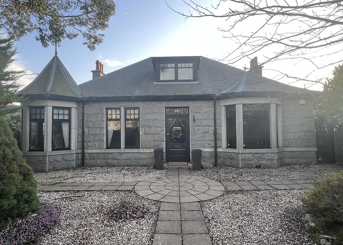 Luxury 5 Bedroom Property In West End