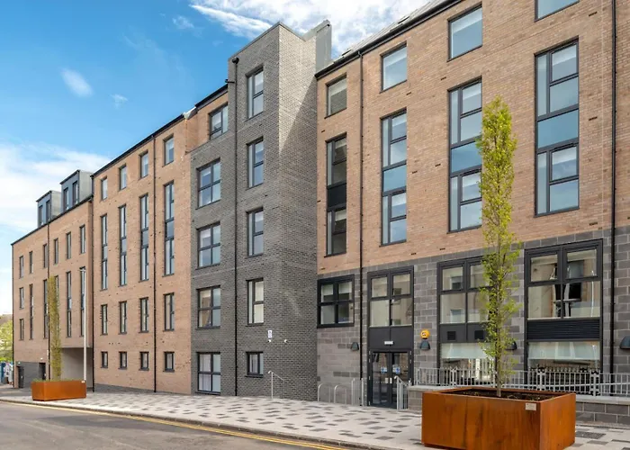 Bright And Chic Private Ensuite Rooms With Shared Kitchen At Pittrodrie Street For Students Only