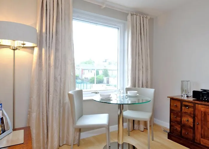 Fonthill Apartment - Central, Free Parking Off Street