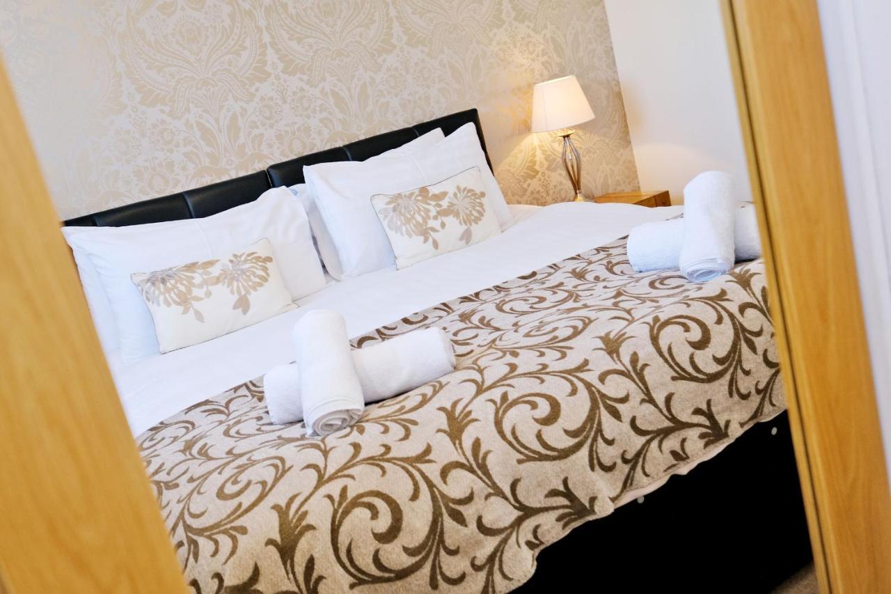 From - Claremont Apartamento *