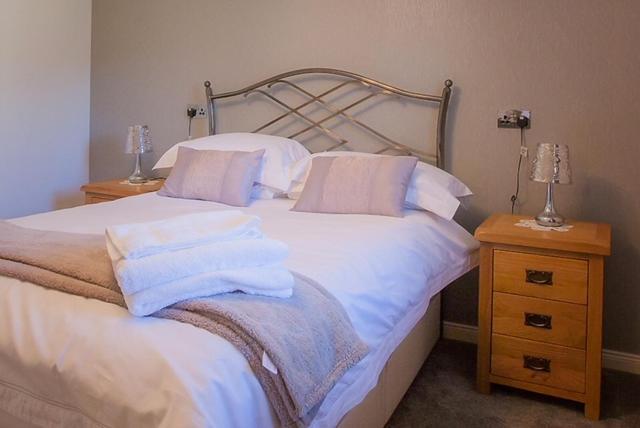 2 Bed Blackburn Village With Wifi & Parking