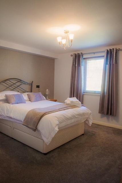 2 Bed Blackburn Village With Wifi & Parking Apartment *