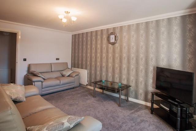 2 Bed Blackburn Village With Wifi & Parking *