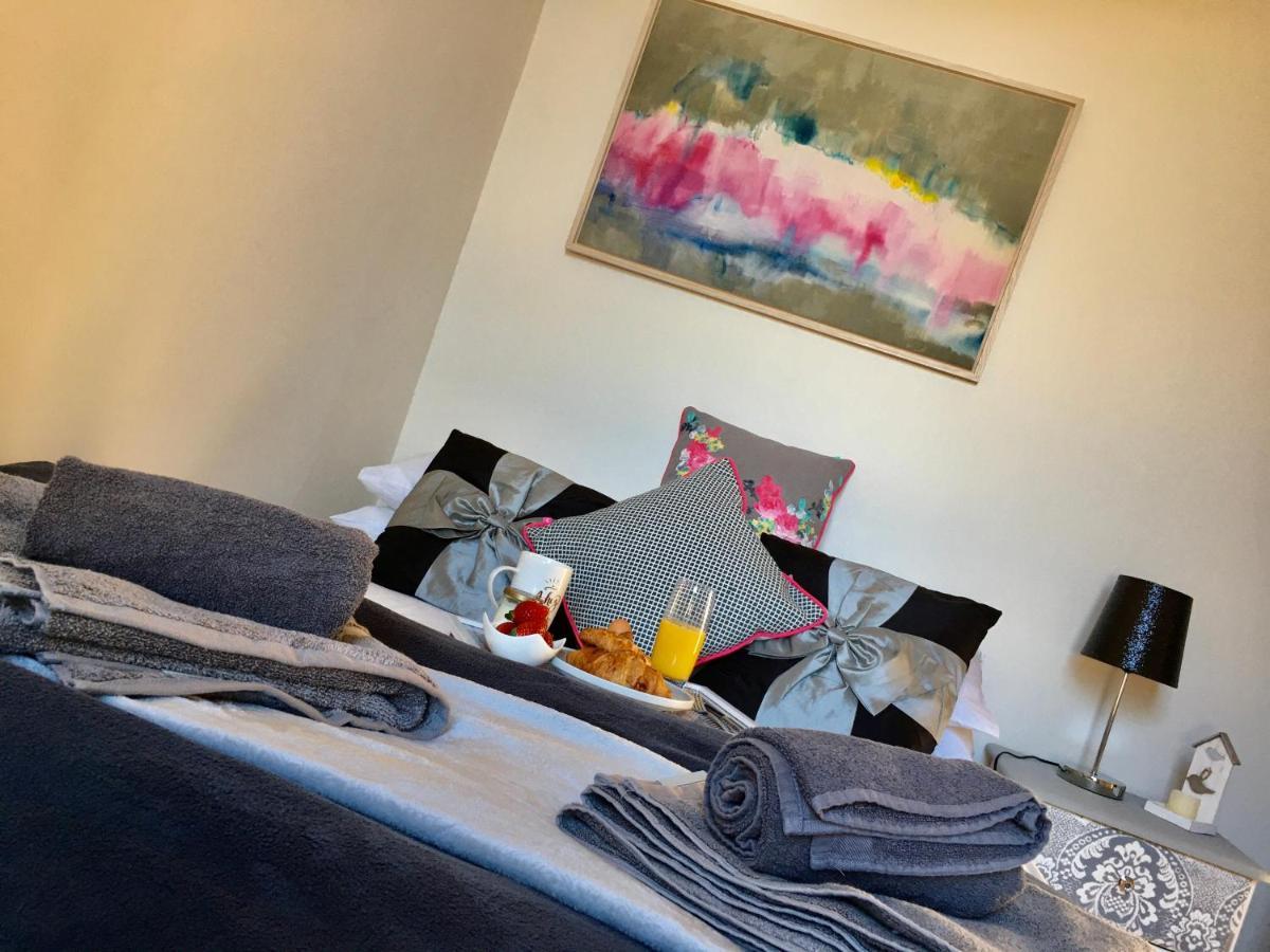 Cosy 2 Bedroom Central - Free Parking, Free Wifi Apartment *