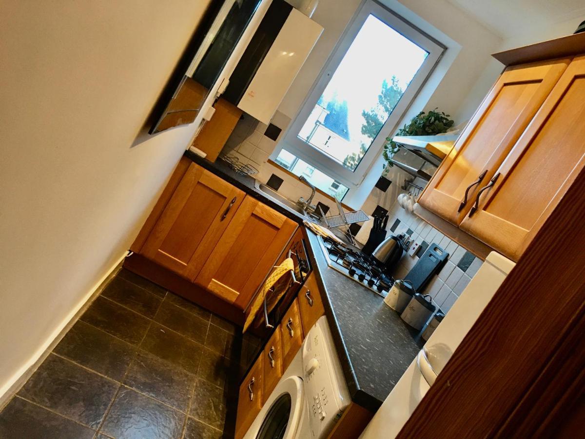 Cosy 2 Bedroom Central - Free Parking, Free Wifi *