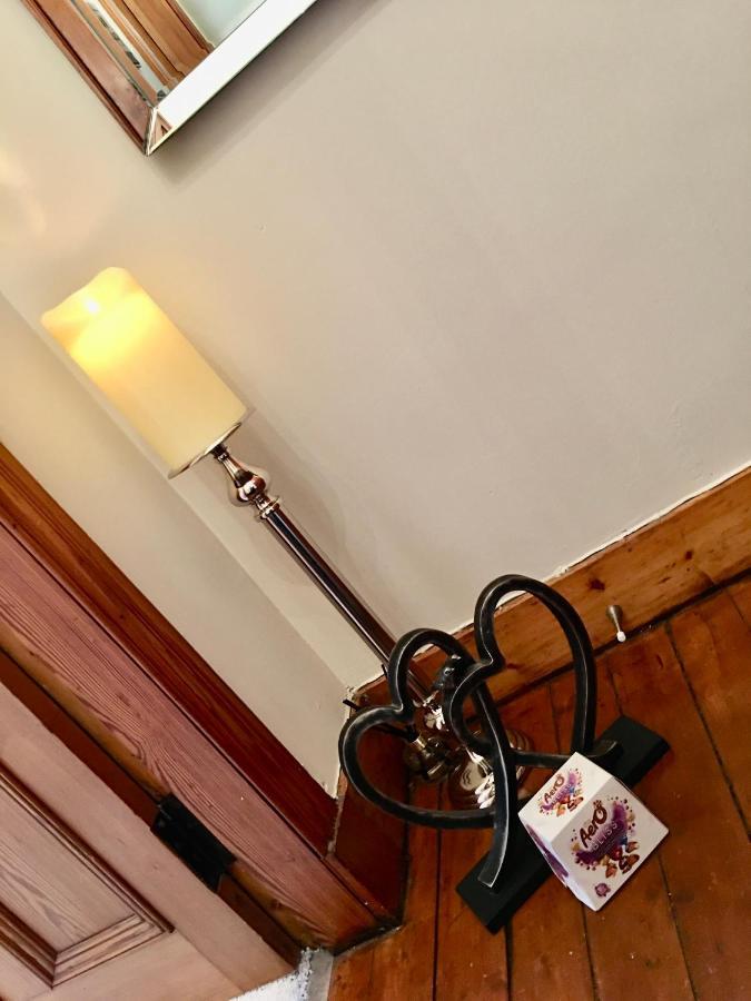 Cosy 2 Bedroom Central - Free Parking, Free Wifi *