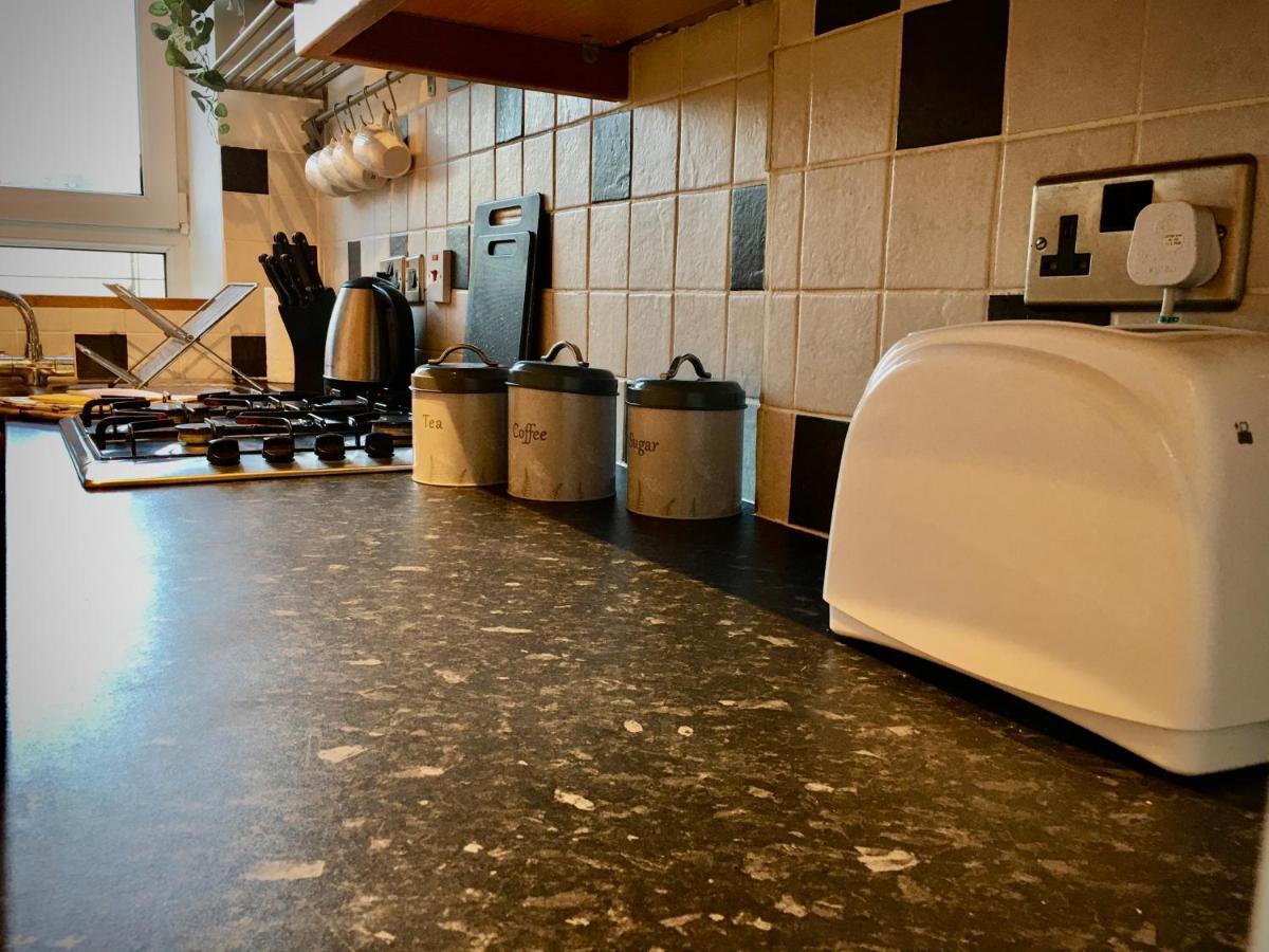 Cosy 2 Bedroom Central - Free Parking, Free Wifi *