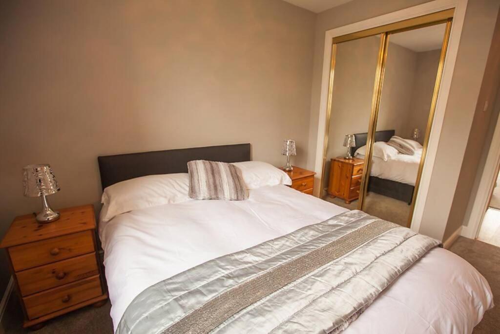 Centre Executive 2 Bed With Wifi & Parking Apartment *