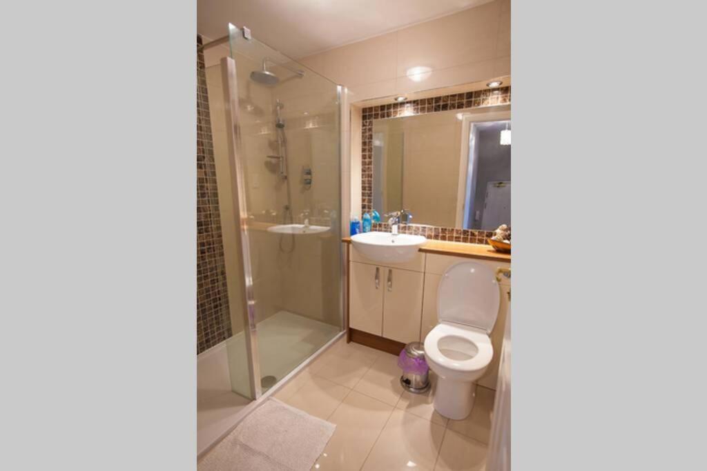 Centre Executive 2 Bed With Wifi & Parking Apartment
