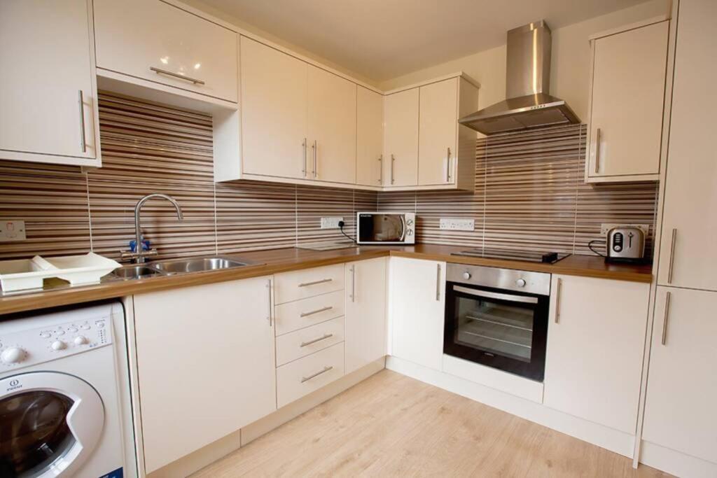 Centre Executive 2 Bed With Wifi & Parking Apartment *
