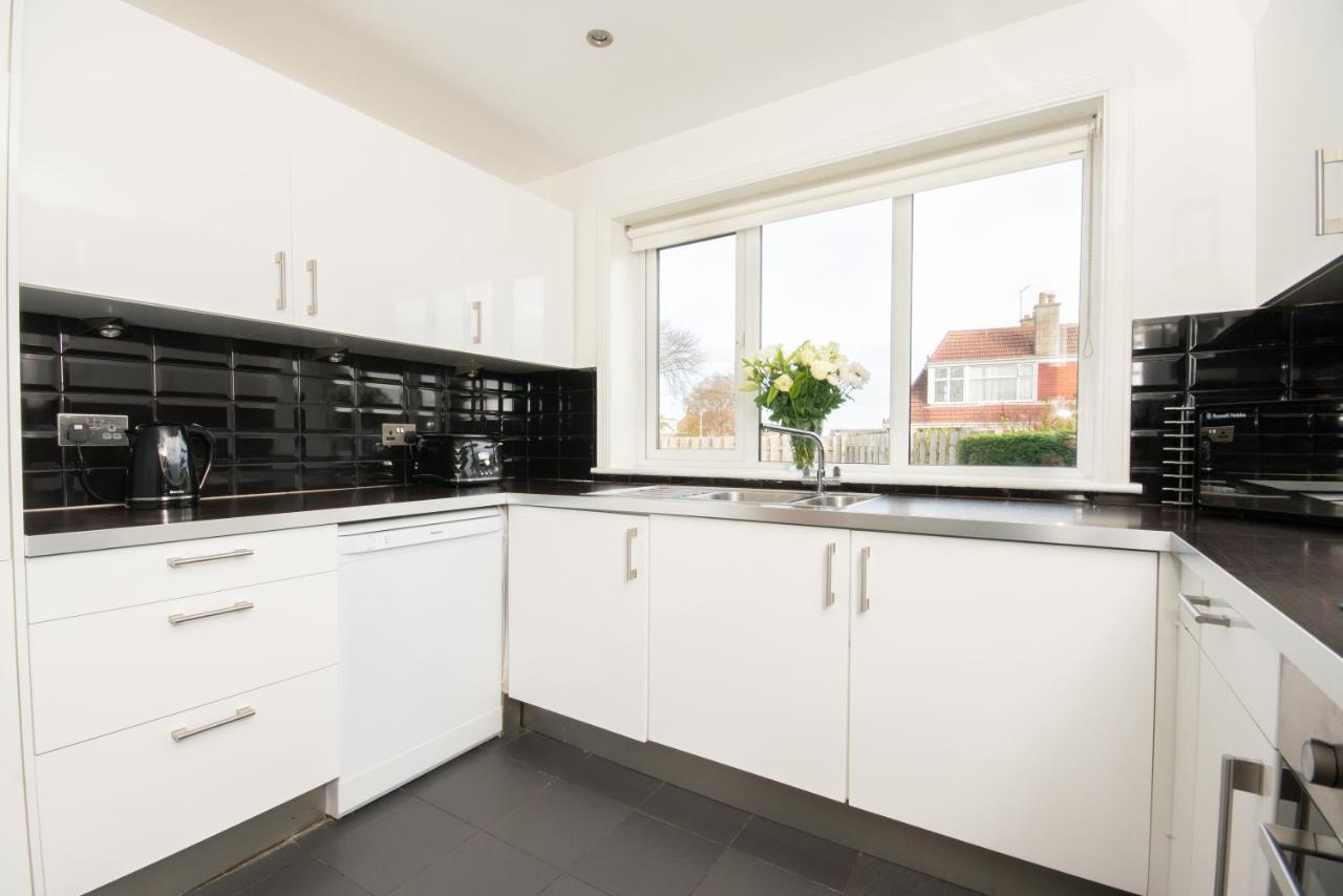 Dwellcome Aberdeen: 5-bedroom Garden House With Fast Wi-fi Holiday home *