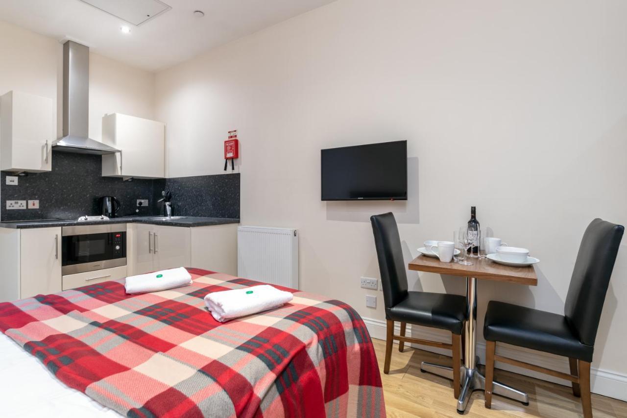 Victoria Court - *