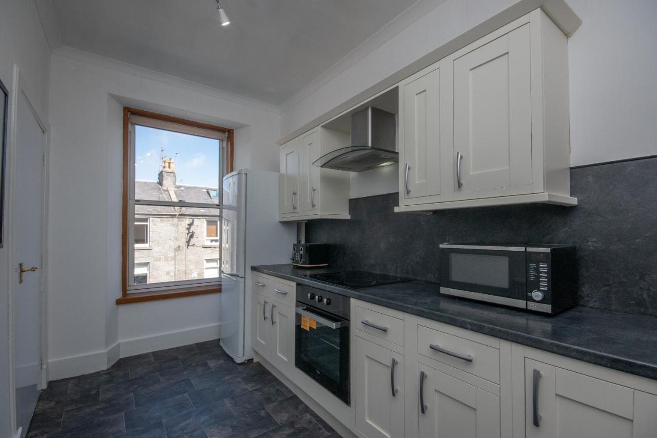 Dwellcome Ltd 1 Bed Apt, Half Mile To Union Street Yet Quiet, Free Parking, Fast Wifi, Ideal For Long Term Contractor, Etc Stays, Fully Equipped Kitchen, Regular Housekeeping Option - Our Site For Assurance *