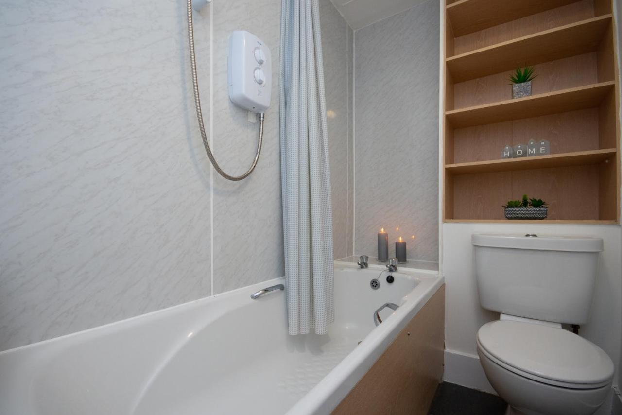 Apartment Dwellcome Ltd 1 Bed Apt, Half Mile To Union Street Yet Quiet, Free Parking, Fast Wifi, Ideal For Long Term Contractor, Etc Stays, Fully Equipped Kitchen, Regular Housekeeping Option - Our Site For Assurance Aberdeen
