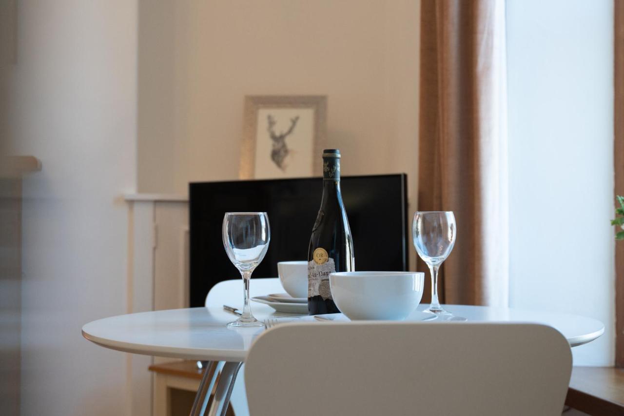 Dwellcome Ltd 1 Bed Apt, Half Mile To Union Street Yet Quiet, Free Parking, Fast Wifi, Ideal For Long Term Contractor, Etc Stays, Fully Equipped Kitchen, Regular Housekeeping Option - Our Site For Assurance * Aberdeen