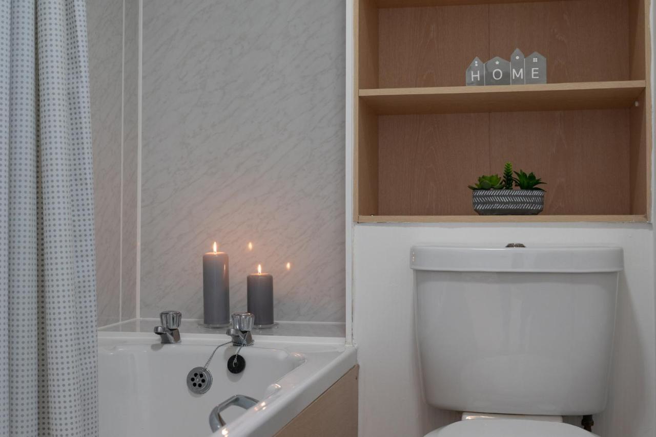 Dwellcome Ltd 1 Bed Apt, Half Mile To Union Street Yet Quiet, Free Parking, Fast Wifi, Ideal For Long Term Contractor, Etc Stays, Fully Equipped Kitchen, Regular Housekeeping Option - Our Site For Assurance Aberdeen