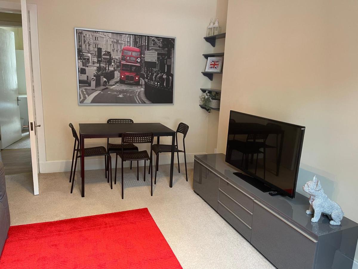 Beautiful 2 Bedroom Apartment- Prime Location, Centre Apartment *
