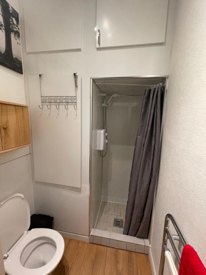 Beautiful 2 Bedroom Apartment- Prime Location, Centre Apartment *
