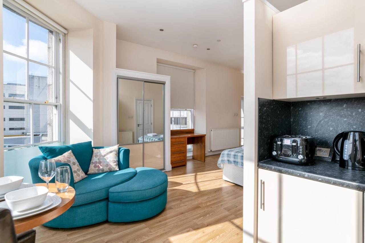 Victoria Court - *