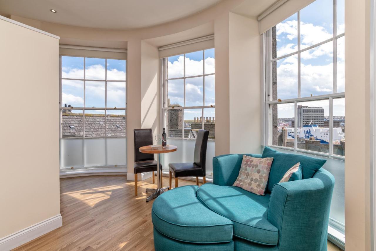 Victoria Court - *