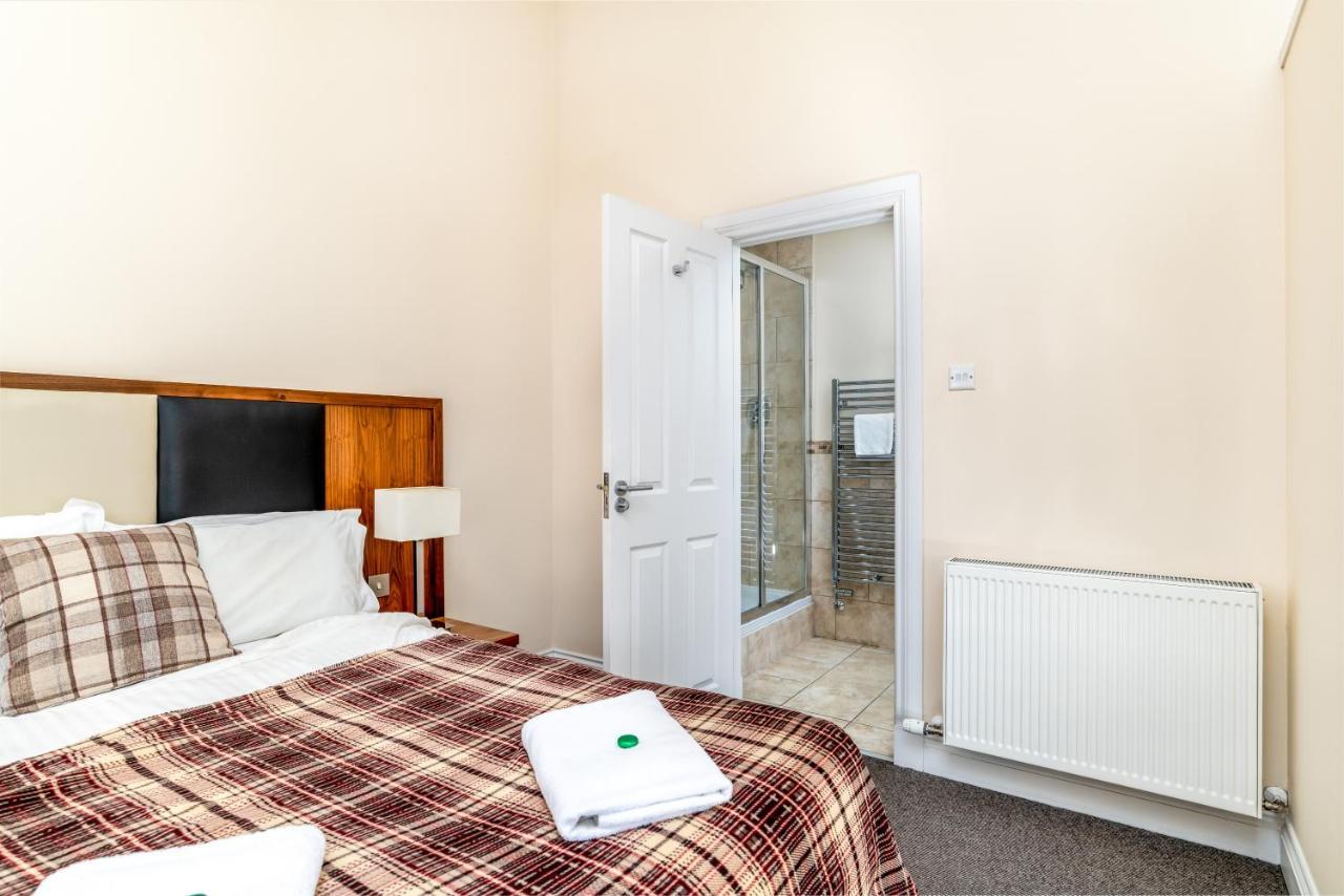 Victoria Court - *