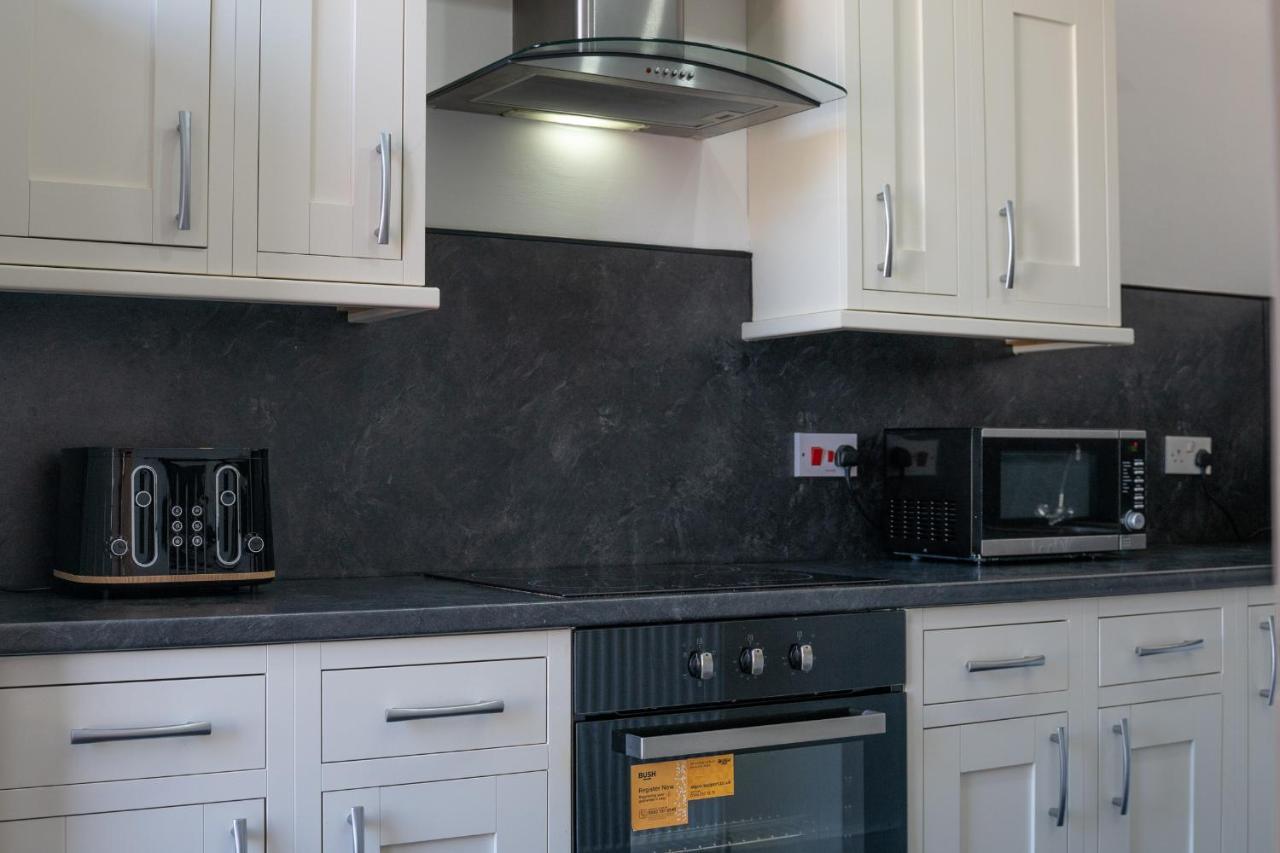 Dwellcome Ltd 1 Bed Apt, Half Mile To Union Street Yet Quiet, Free Parking, Fast Wifi, Ideal For Long Term Contractor, Etc Stays, Fully Equipped Kitchen, Regular Housekeeping Option - Our Site For Assurance *