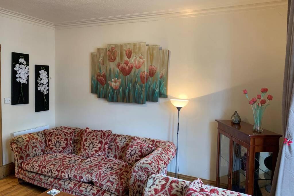 Spacious 2 Bedroom In Apartment *