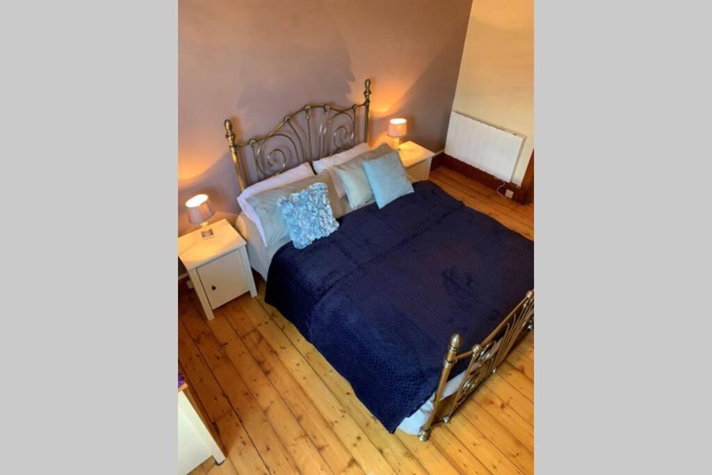 Spacious 2 Bedroom In Apartment *