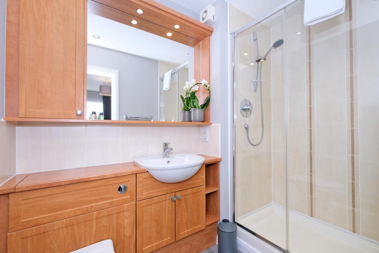 Bright And Spacious With A Balcony And Views