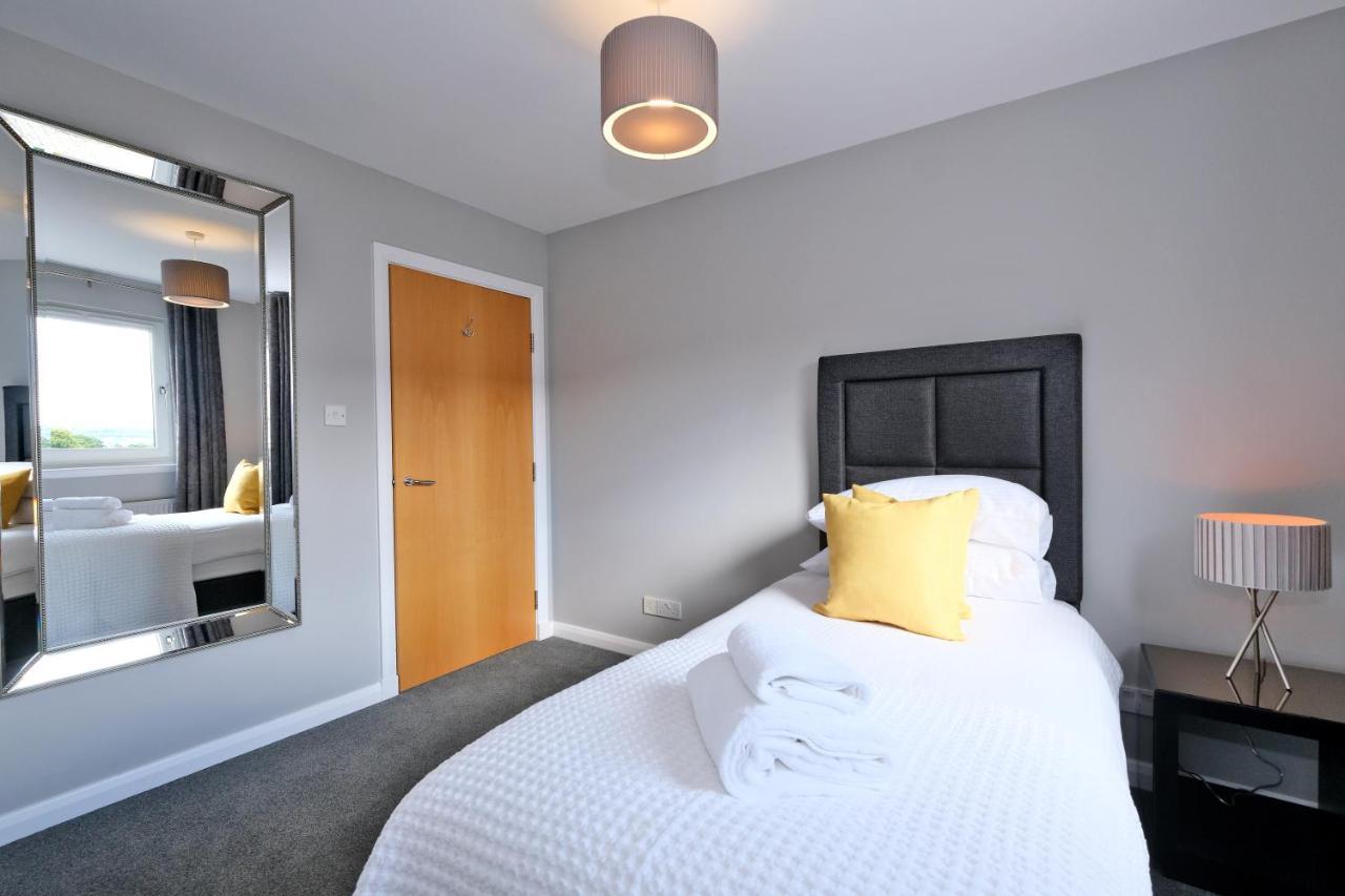 Bright And Spacious With A Balcony And Views *