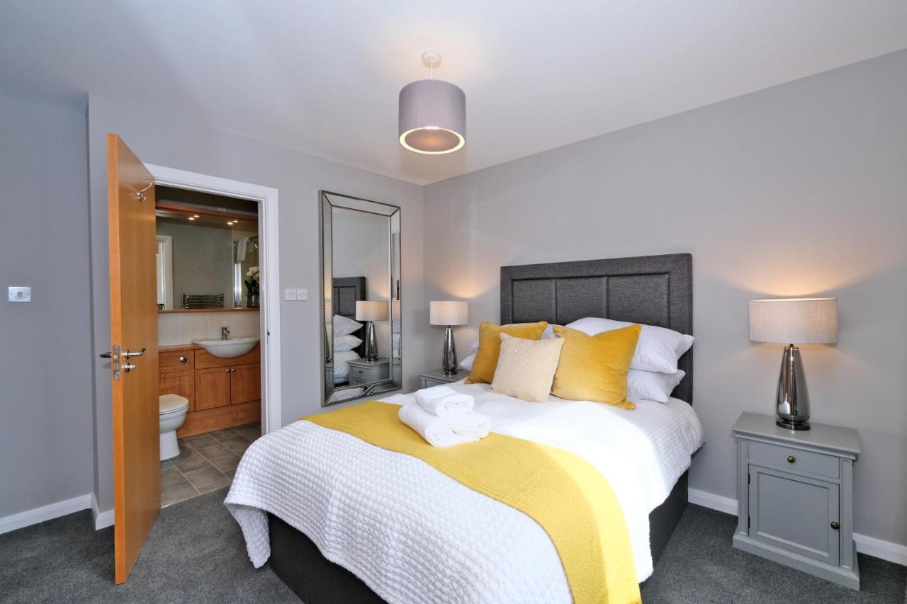 Bright And Spacious With A Balcony And Views *