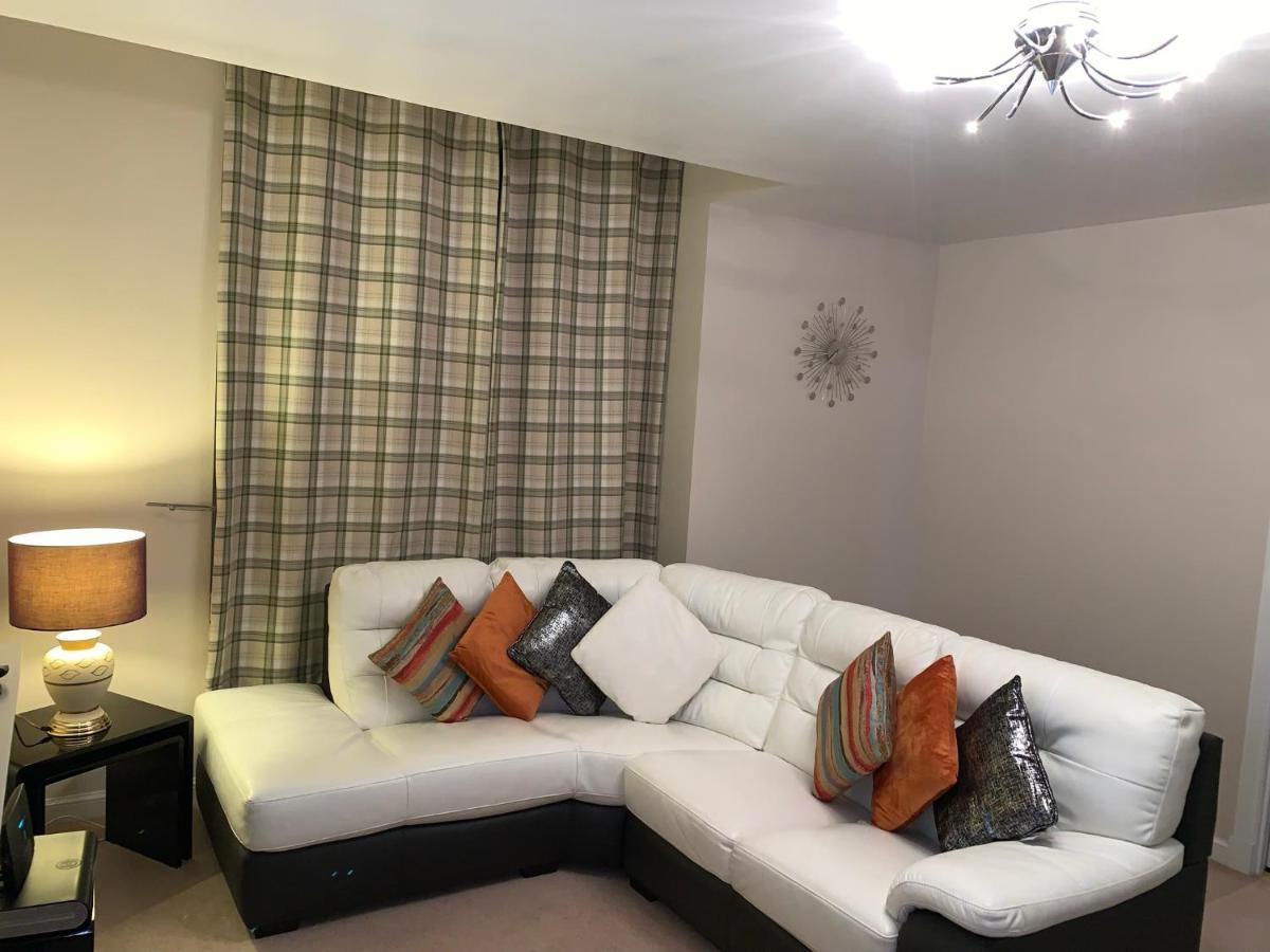 Holland Drive 2 Bedroom Flat Apartment *