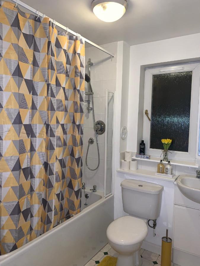 Holland Drive 2 Bedroom Flat Apartment *