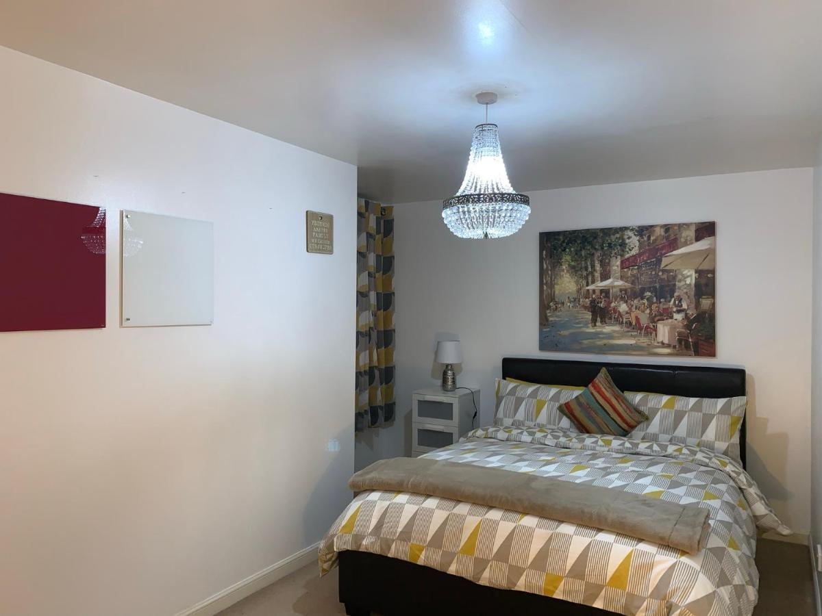 Holland Drive 2 Bedroom Flat Apartment *