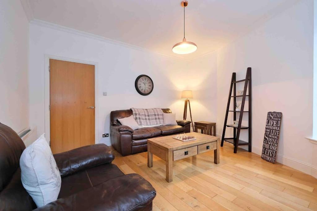 Modern & Spacious In Centre Apartment *