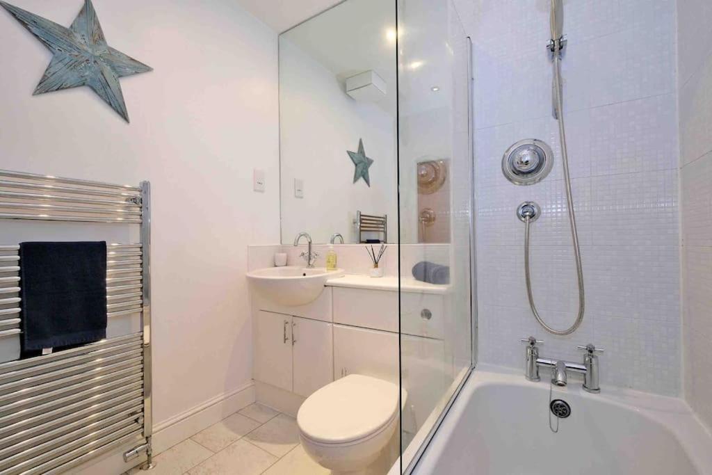 Modern & Spacious In Centre Apartment *