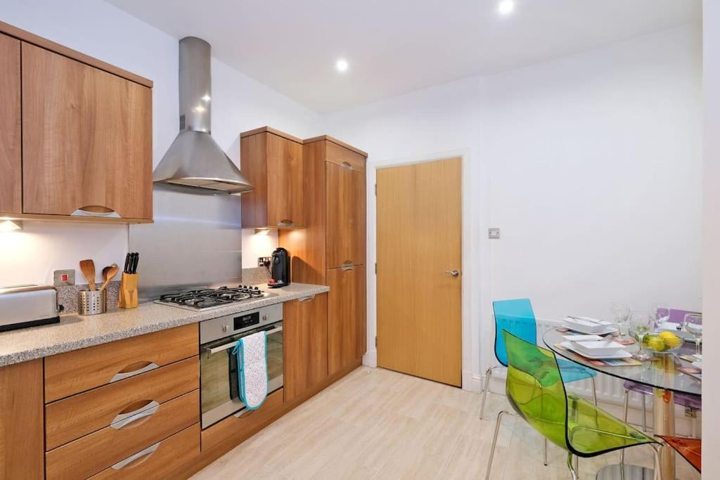 Modern & Spacious In Centre Apartment *