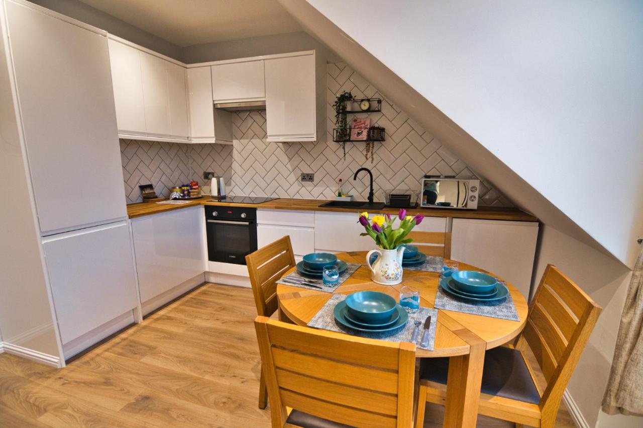 Modern & Cosy In The Heart Of The Historic Old Town Of Aberdeen, Free Wifi, Free Parking *