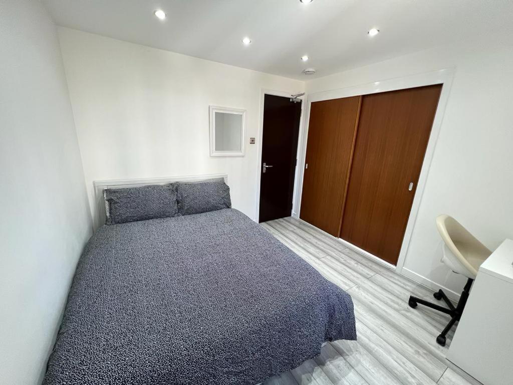 Lovely 3-bedroom Flat With Free Parking *