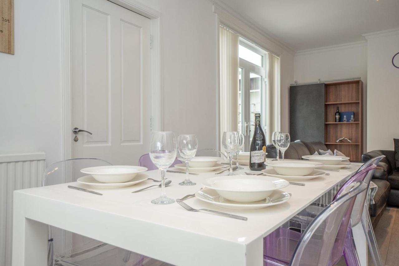 Dwellcome Aberdeen: 5-bedroom Garden House With Fast Wi-fi Holiday home