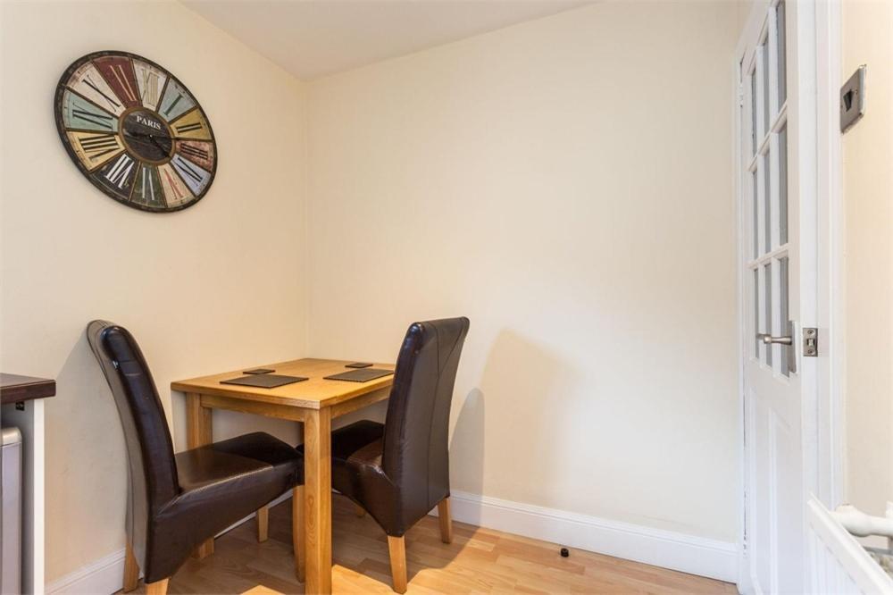 Chapel Street 42b First Floor 1-bedroom Apartment, Center Apartment *