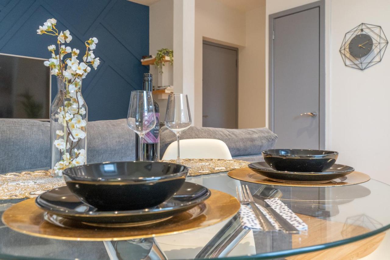 Vibrant Centre Living Apartment