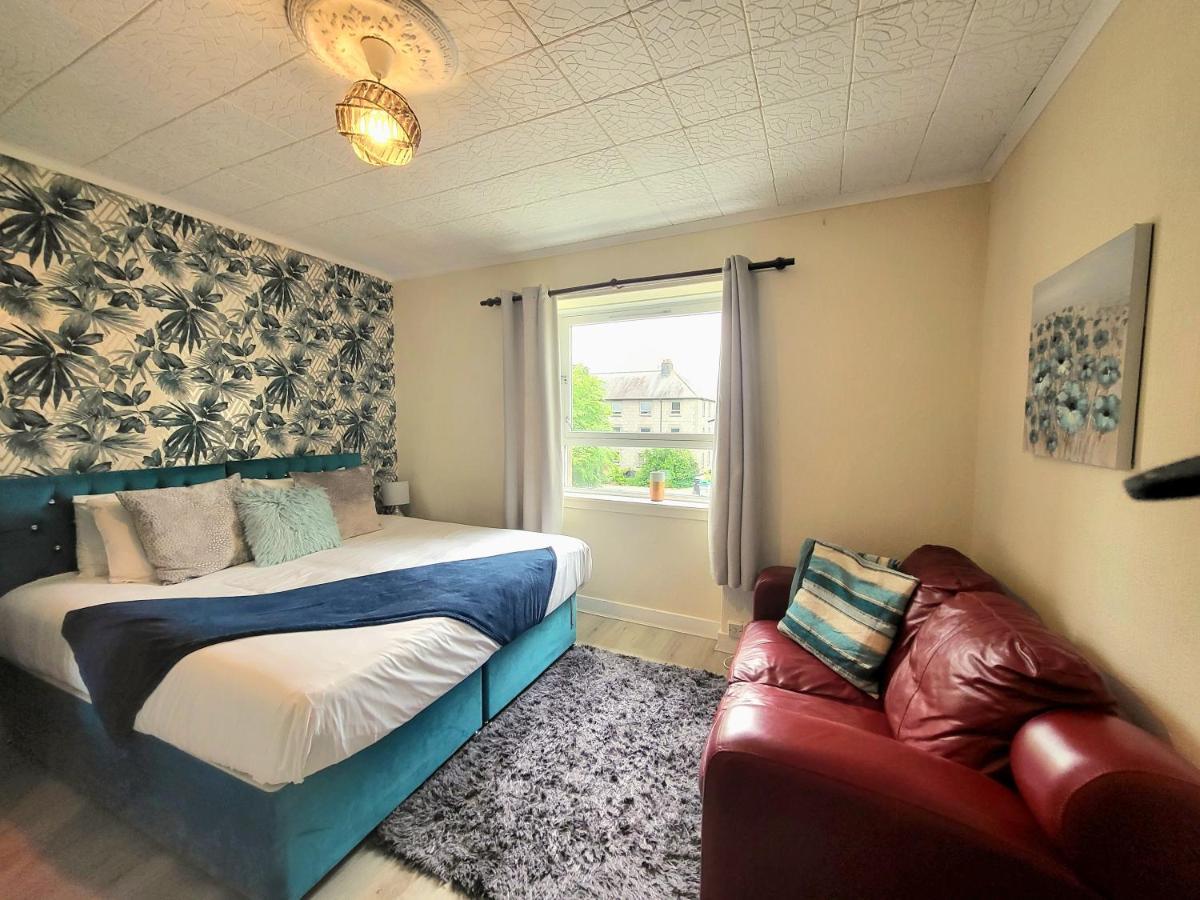 Sensational Stay: Family Business With Balcony Apartment *