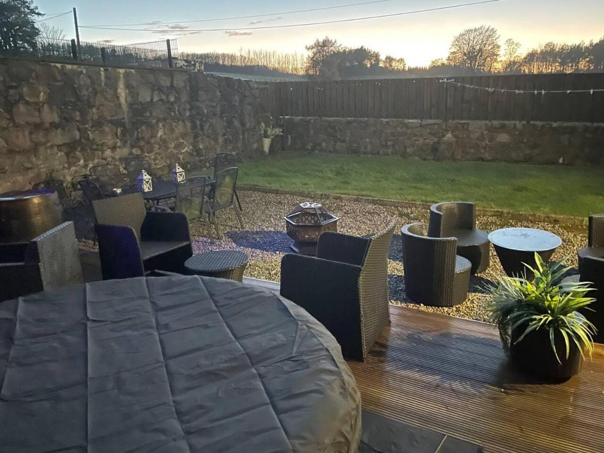 Holiday home Rural Chapel Near Airport Bar & Hot Tub Aberdeen