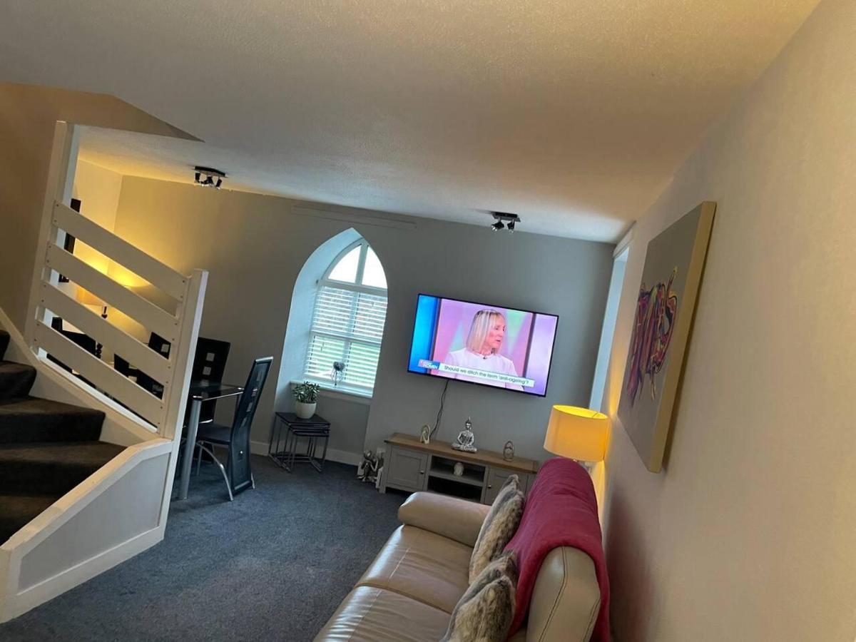 Rural Chapel Near Airport Bar & Hot Tub Holiday home *