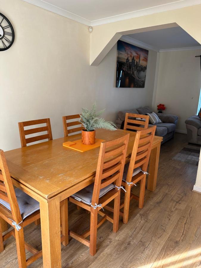 Stunning Cozy Three Bedroom House Near Ari *