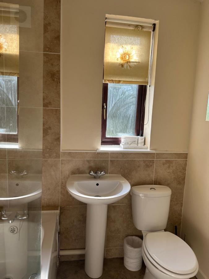 Stunning Cozy Three Bedroom House Near Ari Holiday home