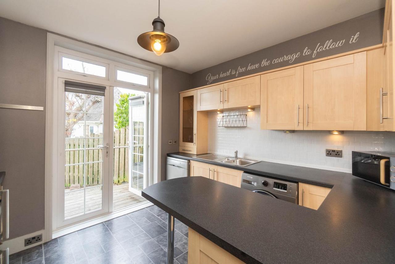 Dwellcome Home: 3-bedroom Garden Retreat With Fast Wi-fi