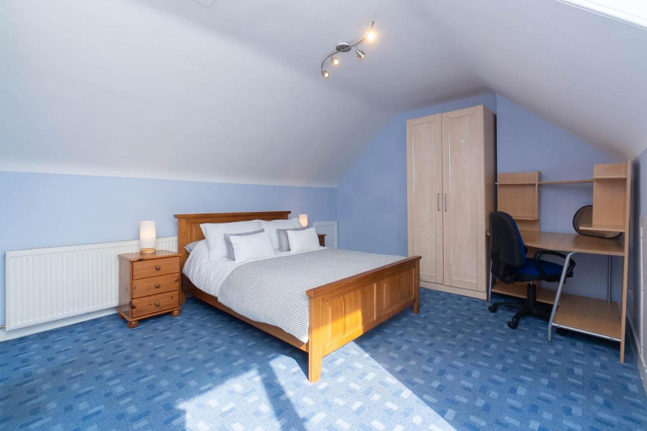 Holiday home Dwellcome Home: 3-bedroom Garden Retreat With Fast Wi-fi Aberdeen