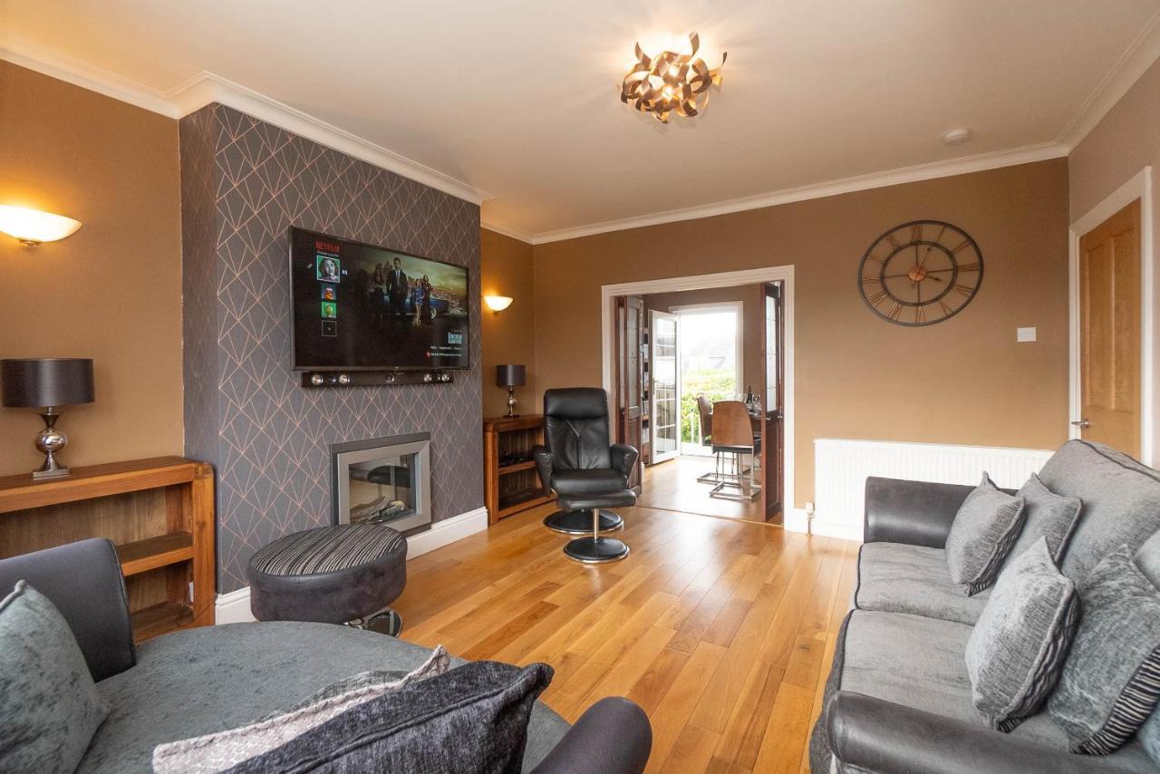 Dwellcome Home: 3-bedroom Garden Retreat With Fast Wi-fi Holiday home Aberdeen